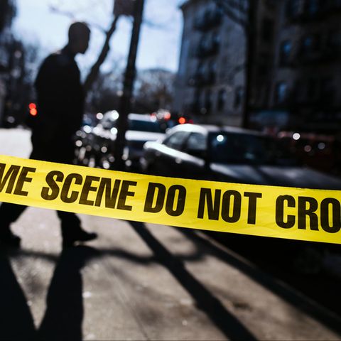 In "Der Outsider"  von Stephen King spielt sich die Polizei selbst zum Richter auf. Der grausame Mord an einem Kind lässt die Beamten die Grundlagen solider Polizeiarbeit vergessen. 