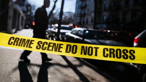 In "Der Outsider"  von Stephen King spielt sich die Polizei selbst zum Richter auf. Der grausame Mord an einem Kind lässt die Beamten die Grundlagen solider Polizeiarbeit vergessen. 