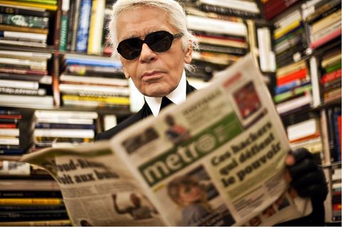 Lagerfeld las täglich rund 20 Zeitungen, zählte viele Journalisten zu seinen Freunden
