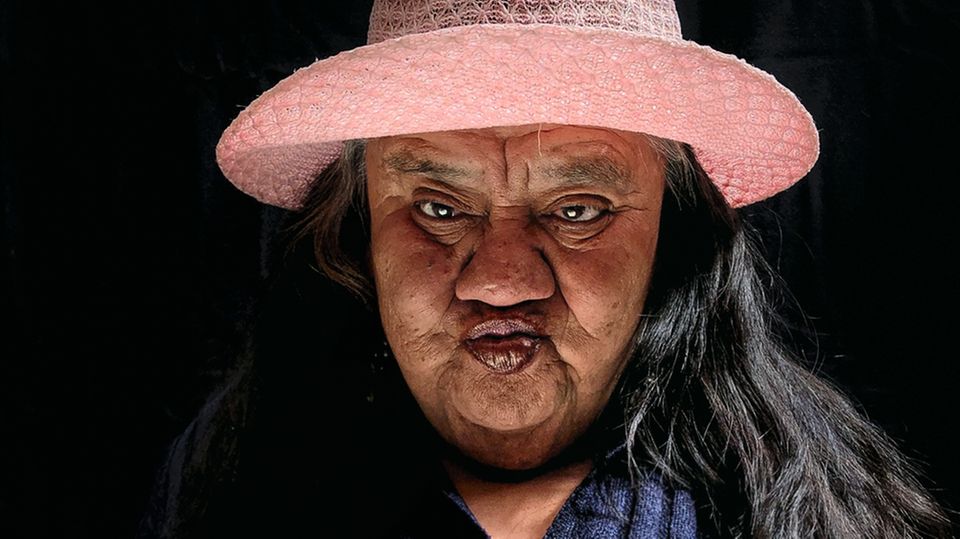 Refugium für Sexarbeiterinnen: Maria Canela, 77, posiert für ein Porträt. Sie schlief unter Pappkartons direkt vor den Türen des Heimes, als dieses eröffnet wurde. Maria Canela, 77, posiert für ein Porträt. Sie schlief unter Pappkartons direkt vor den Türen des Heimes, als dieses eröffnet wurde.
