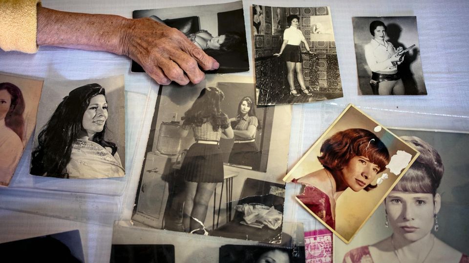 Refugium für Sexarbeiterinnen: Patricia Robles Orozco, 69, hält ein Foto von sich als 18-Jährige. Einst tanzte sie im Kabarett. Heute liebt sie es, im Innenhof Bilder auszumalen. Patricia Robles Orozco, 69, hält ein Foto von sich als 18-Jährige. Einst tanzte sie im Kabarett. Heute liebt sie es, im Innenhof Bilder auszumalen.