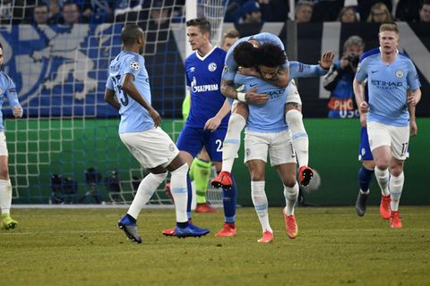 Leroy Sané von Manchester City trägt nach seinem Tor einen jubelnden Mitspieler auf dem Rücken