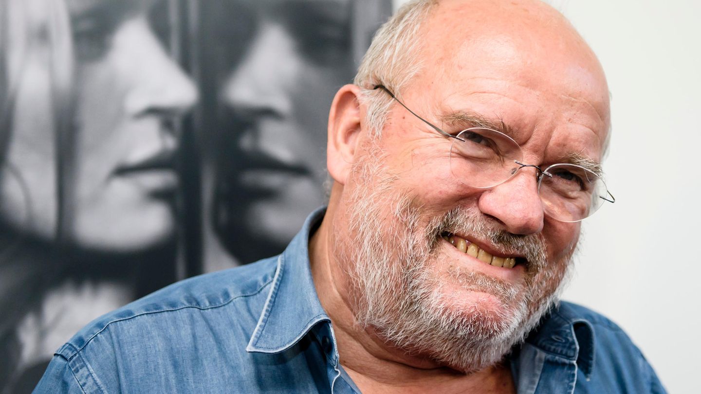 Fotograf Peter Lindbergh lacht in die Kamera