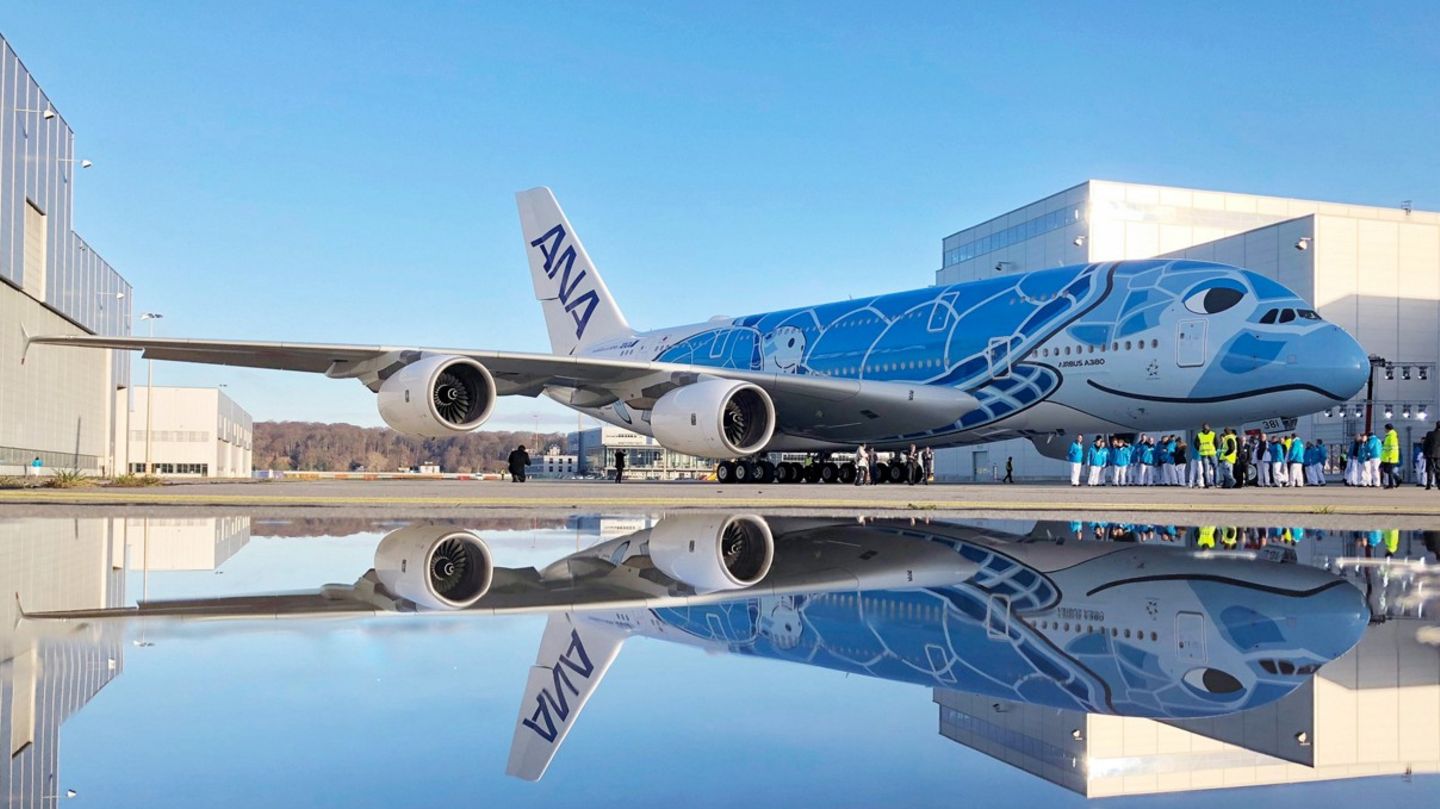 Diese blaue Riesenschildkröte muss erst noch das Fliegen lernen: Der 14. Kunde des größten Passagierflugzeuges der Welt, der Airbus A380, heißt All Nippon Airways - kurz ANA. Die japanische Fluglinie wird das Flugzeug im Frühjahr 2019 erhalten - hier ein Foto vom Rollout im Werk Hamburg-Finkenwerder im Dezember 2018.