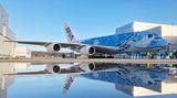 Diese blaue Riesenschildkröte muss erst noch das Fliegen lernen: Der 14. Kunde des größten Passagierflugzeuges der Welt, der Airbus A380, heißt All Nippon Airways - kurz ANA. Die japanische Fluglinie wird das Flugzeug im Frühjahr 2019 erhalten - hier ein Foto vom Rollout im Werk Hamburg-Finkenwerder im Dezember 2018.