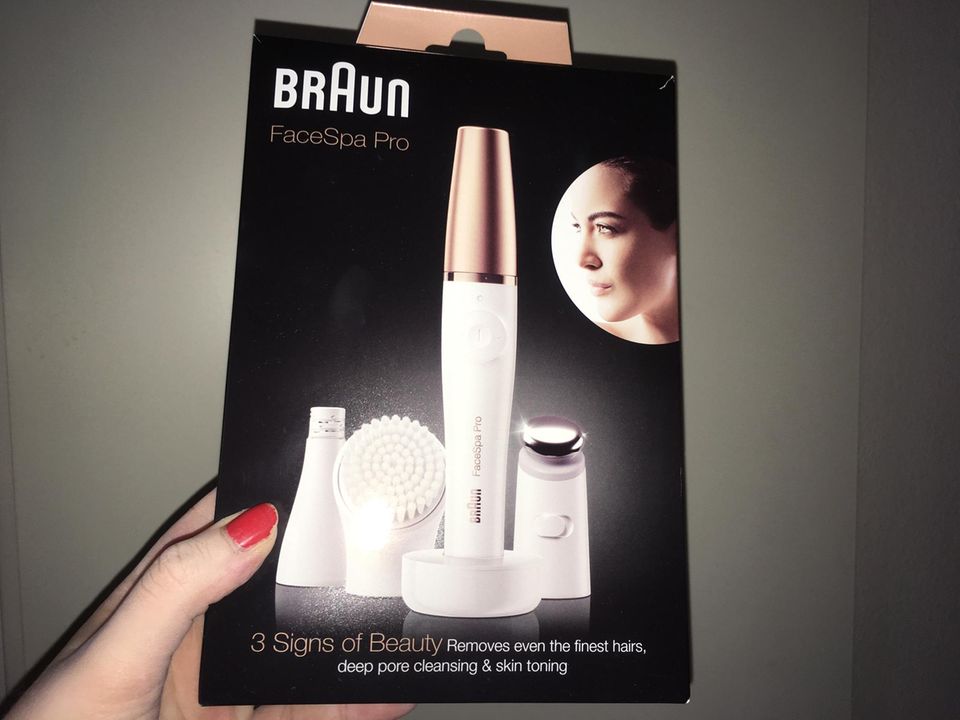 Das "Braun FaceSpa Pro" in der Verpackung. Schickes Gerät. Das "Braun FaceSpa Pro" in der Verpackung. Schickes Gerät.
