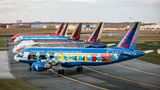 Brussels Airlines verpasst einzelnen Jets der Flotte regelmäßig eine Sonderlackierung. So fliegt ein Airbus A320 im "Schlumpf-Design". Der belgische Zeichner Peyo hatte in einem seiner Comic-Bände einen Schlumpf - englisch "smurf" - ein Flugzeug bauen lassen.
