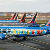 Brussels Airlines verpasst einzelnen Jets der Flotte regelmäßig eine Sonderlackierung. So fliegt ein Airbus A320 im "Schlumpf-Design". Der belgische Zeichner Peyo hatte in einem seiner Comic-Bände einen Schlumpf - englisch "smurf" - ein Flugzeug bauen lassen.