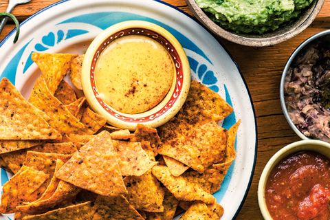 Die Dips zu Nachos sind Guacamole, Refried Beans, Tomaten-Salsa und Chili-Mayonnaise
