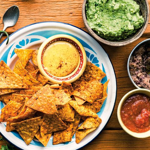 Die Dips zu Nachos sind Guacamole, Refried Beans, Tomaten-Salsa und Chili-Mayonnaise