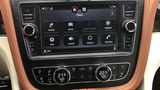 Auch die Mittelkonsole des Bentley Bentayga V8 könnte moderner sein