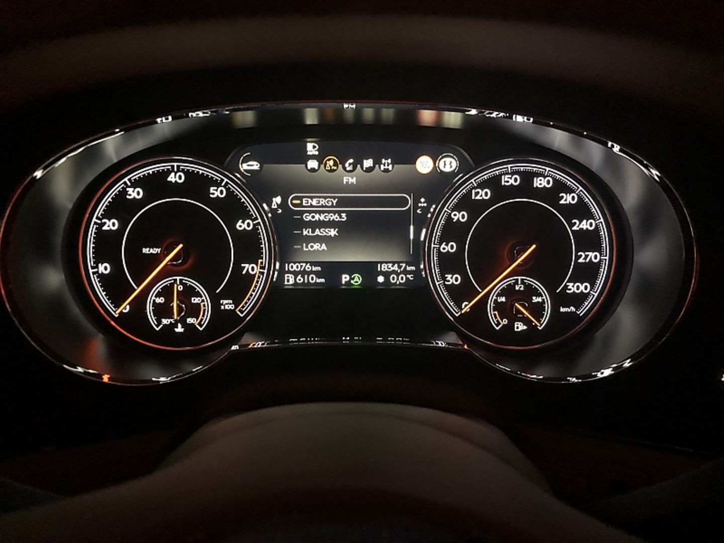 Bentley Bentayga V8 - bei Nacht gut abzulesen