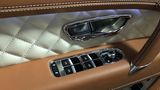 Bentley Bentayga V8 - Wabenmuster auch in den Türen