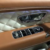 Bentley Bentayga V8 - Wabenmuster auch in den Türen