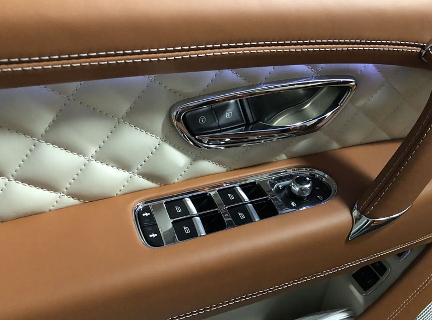 Bentley Bentayga V8 - Wabenmuster auch in den Türen