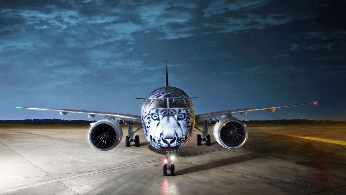 Air Astana, die nationale Fluggesellschaft Kasachstans, hat ihre erste Maschine vom Typ Embraer E190-E2 erhalten - mit einer Sonderlackierung, die einen Schneeleoparden zeigt. Damit möchte die Fluggesellschaft auf die vom Aussterben bedrohten Tiere aufmerksam machen, die unter anderem in den Bergregionen des südlichen Kasachstans beheimatet sind.
