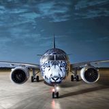 Air Astana, die nationale Fluggesellschaft Kasachstans, hat ihre erste Maschine vom Typ Embraer E190-E2 erhalten - mit einer Sonderlackierung, die einen Schneeleoparden zeigt. Damit möchte die Fluggesellschaft auf die vom Aussterben bedrohten Tiere aufmerksam machen, die unter anderem in den Bergregionen des südlichen Kasachstans beheimatet sind.