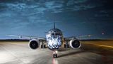 Air Astana, die nationale Fluggesellschaft Kasachstans, hat ihre erste Maschine vom Typ Embraer E190-E2 erhalten - mit einer Sonderlackierung, die einen Schneeleoparden zeigt. Damit möchte die Fluggesellschaft auf die vom Aussterben bedrohten Tiere aufmerksam machen, die unter anderem in den Bergregionen des südlichen Kasachstans beheimatet sind.