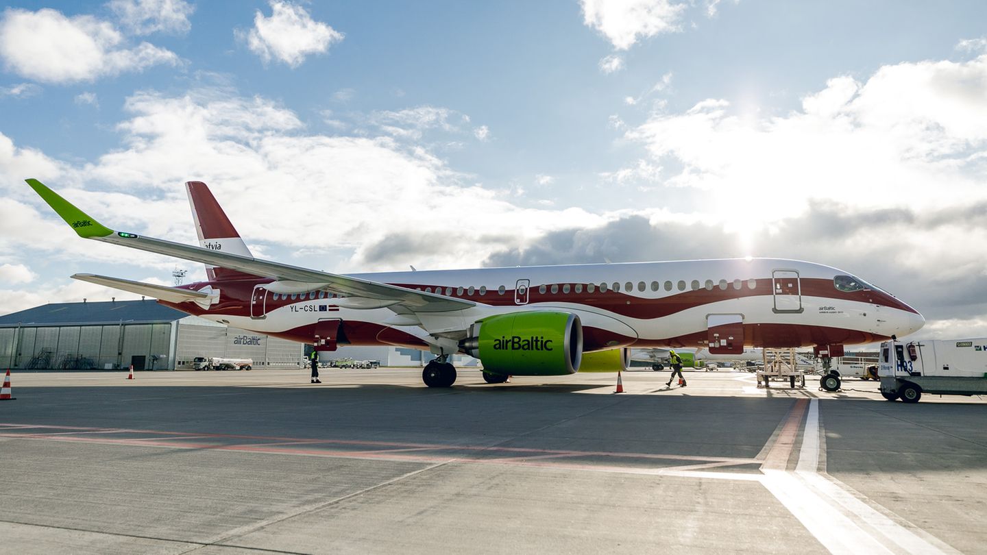 Zur Flotte der in Riga beheimateten Air Baltic gehören inzwischen 14 moderne Jets vom Typ Airbus A220-300. Zum 100. Geburtstag Lettlands hat ein Exemplar eine Sonderlackierung erhalten.