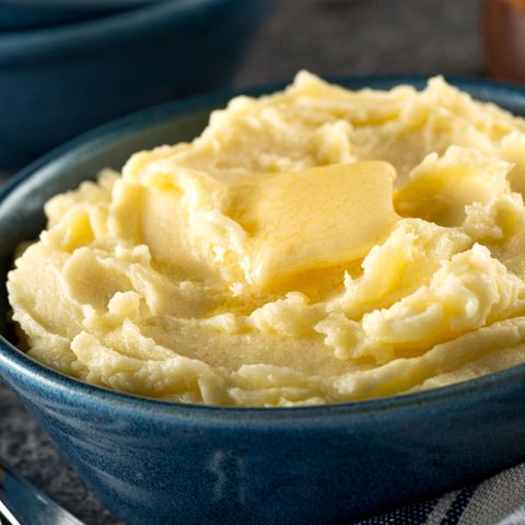 Kartoffeln  Die Kartoffeln sehen schon etwas schrumpelig aus, haben womöglich bereits gekeimt oder sogar grüne Stellen? Schneiden Sie die einfach großzügig weg, dann ist der Verzehr noch möglich. Ist die Kartoffel schrumpelig, machen Sie daraus Kartoffelpüree oder Suppe. Sind gekochte Kartoffeln vom Vortag übrig geblieben, eignen sich diese perfekt für Bratkartoffeln.
