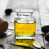 Öl  Sie haben Ihr Olivenöl im Kühlschrank gelagert und es ist ausgeflockt? Keine Sorge. Das muss jetzt nicht entsorgt werden. Kaltgepresse Öle können bei Kühlschranktemperaturen ihre Konsistenz verändern, das stellt aber keine Qualitätsminderung dar. Lagern Sie Öle am besten dunkel, bei Zimmertemperatur. Außer Leinöl, das ist sehr empfindlich und muss kühl aufbewahrt werden.