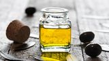 Öl  Sie haben Ihr Olivenöl im Kühlschrank gelagert und es ist ausgeflockt? Keine Sorge. Das muss jetzt nicht entsorgt werden. Kaltgepresse Öle können bei Kühlschranktemperaturen ihre Konsistenz verändern, das stellt aber keine Qualitätsminderung dar. Lagern Sie Öle am besten dunkel, bei Zimmertemperatur. Außer Leinöl, das ist sehr empfindlich und muss kühl aufbewahrt werden.