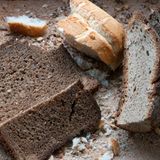 Brot  Ganz klar: Ist das Brot oder Brötchen verschimmelt, dann muss es entsorgt werden. Trockene Brotreste eigenen sich aber wunderbar für Semmelknödel oder Croutons oder aber man lässt das Brot hart werden und macht daraus Paniermehl. In vielen Küchen dieser Welt wird altbackenes Brot oft für Gerichte verwendet, beispielsweise die klassische italienische Brotsuppe "Pappa al Pomodoro" oder "Panzanella", ein Salat aus Tomaten und Brot.