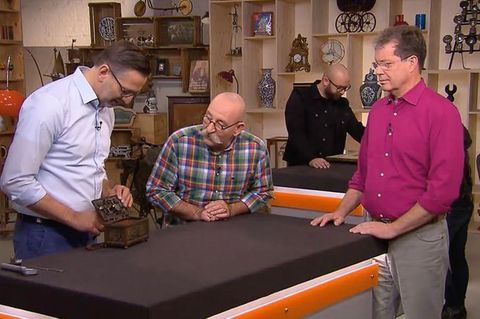 Verkäufer Markus Andree und Horst Lichter sehen sich Schatztruhe an