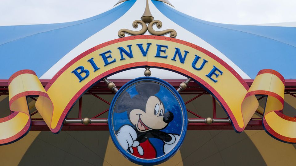 Amusements Parks: Willkommens-Schild im Disneyland Paris, in einem Vorort östlich von Paris Willkommens-Schild im Disneyland Paris, in einem Vorort östlich von Paris