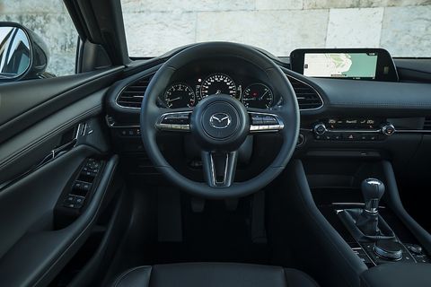 Das Cockpit ist reduziert und hat klare Linien