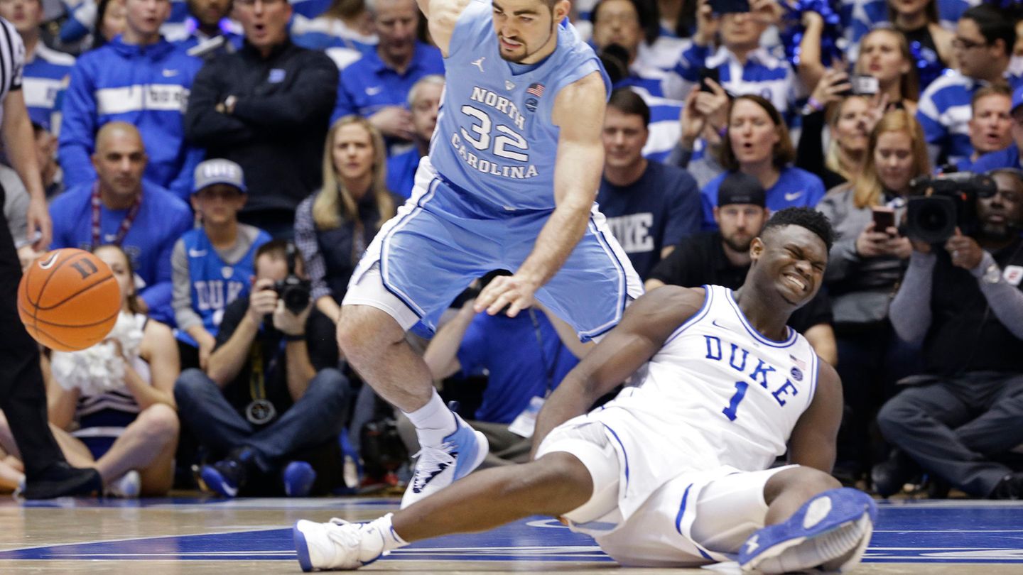 Zion Williamson geht zu Boden, nachdem sein Nike-Schuh den Geist ausgegeben hat