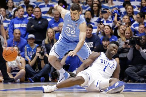 Zion Williamson geht zu Boden, nachdem sein Nike-Schuh den Geist ausgegeben hat