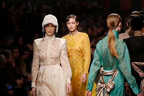 Gigi und Bella Hadid bei der Fendi Fashion Show in Mailand