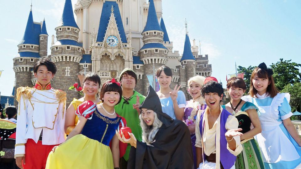 Amusements Parks: Bitte lächeln: Besucher des Tokyo Disney Resort in der Halloween-Zeit. Der Park liegt südöstlich von Tokio. Bitte lächeln: Besucher des Tokyo Disney Resort in der Halloween-Zeit. Der Park liegt südöstlich von Tokio.