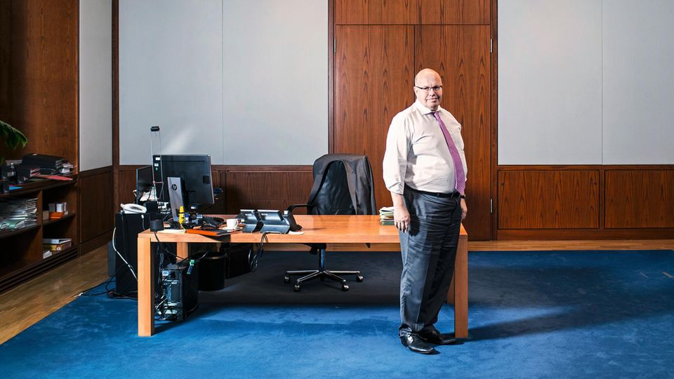 Künstliche Intelligenz: In der Tiefe des Raums: Altmaier, 60, nach dem stern-Interview in seinem Büro im Wirtschaftsministerium In der Tiefe des Raums: Altmaier, 60, nach dem stern-Interview in seinem Büro im Wirtschaftsministerium