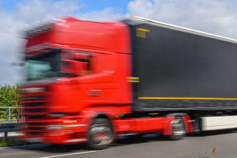 Ignorante LKW-Raser gefährden die Sicherheit im Straßenverkehr.