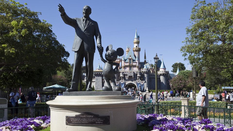 Amusements Parks: Walt Disney Skulptur mit Micky Maus: auf der Hauptstraße in Disneyland in Anaheim in Kalifornien Walt Disney Skulptur mit Micky Maus: auf der Hauptstraße in Disneyland in Anaheim in Kalifornien