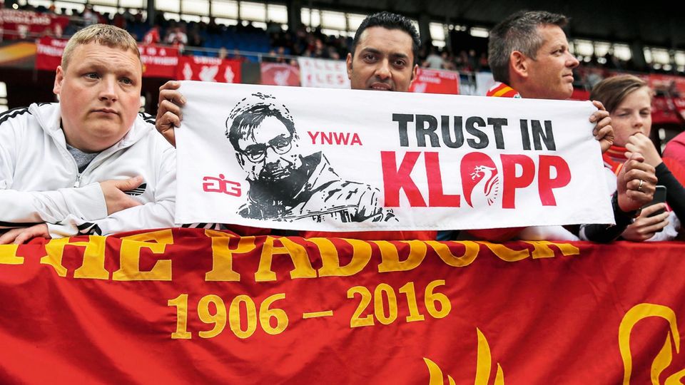 Premier League: Wunderglaube: Die Fans halten fest zu Klopp, auch wenn er bislang keinen Titel geholt hat. Das Europa-League-Finale 2016 etwa verlor Liverpool 1:3 gegen Sevilla. Wunderglaube: Die Fans halten fest zu Klopp, auch wenn er bislang keinen Titel geholt hat. Das Europa-League-Finale 2016 etwa verlor Liverpool 1:3 gegen Sevilla.
