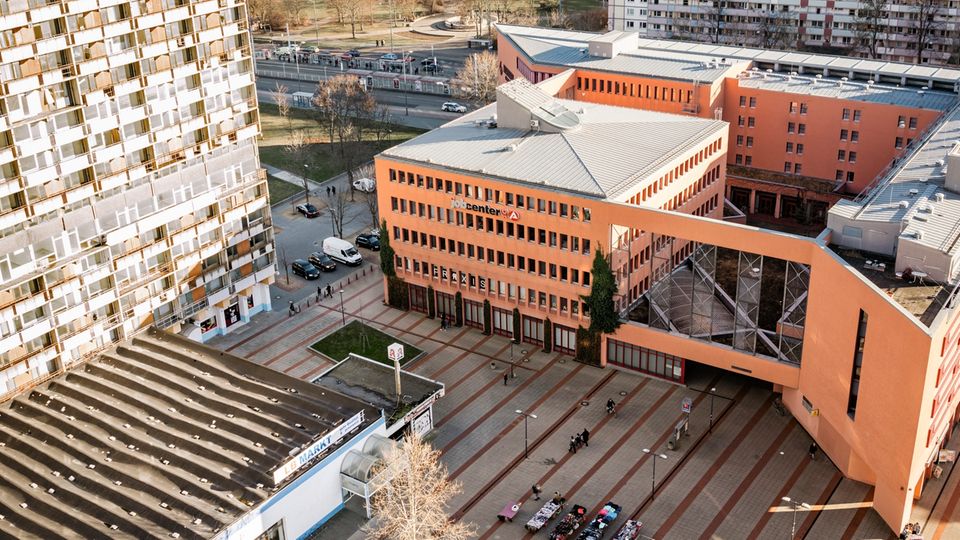 Halle an der Saale: Das Jobcenter Halle/Saale liegt im Plattenbauviertel des Ortsteils Neustadt Das Jobcenter Halle/Saale liegt im Plattenbauviertel des Ortsteils Neustadt