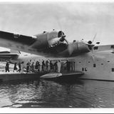 Die Passagiere betraten das Flugboot von einem Pier aus.