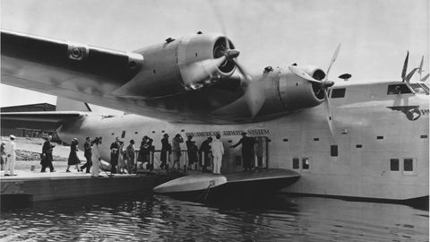 Die Passagiere betraten das Flugboot von einem Pier aus.
