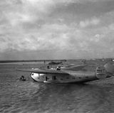 Ein Flugboot benötigt keine befestigte Bahn. Nach dem Zweiten Weltkrieg gab es genügend Flugplätze mit Start- und Landebahnen.