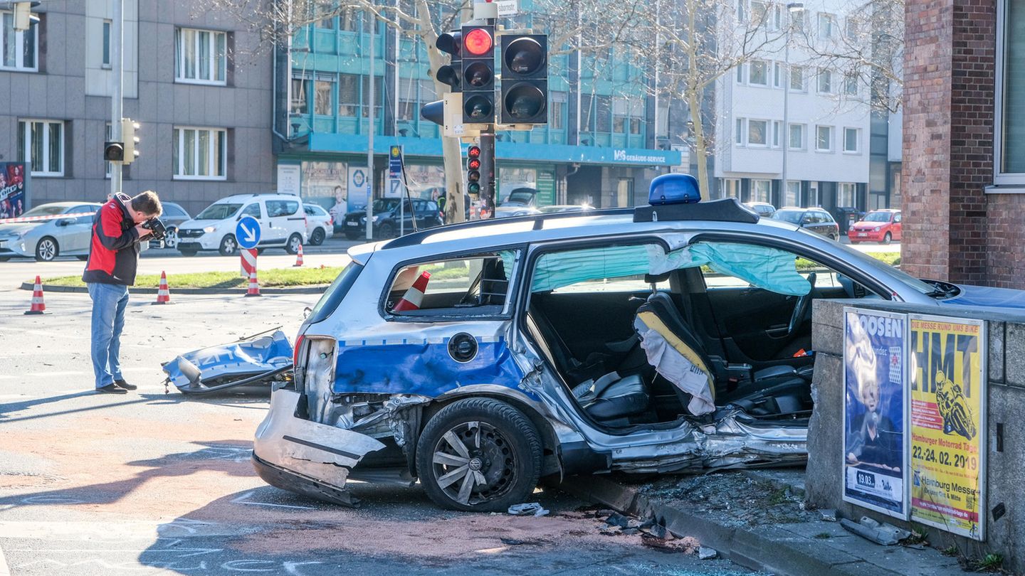 Das Wrack eines Polizeiautos steht in Hannover an einer Kreuzung, nachdem dort zwei Streifenwagen ineinandergefahren waren