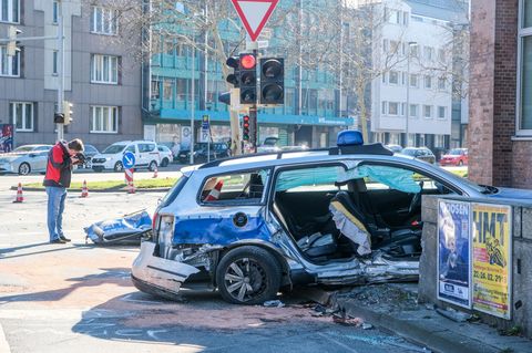 Das Wrack eines Polizeiautos steht in Hannover an einer Kreuzung, nachdem dort zwei Streifenwagen ineinandergefahren waren