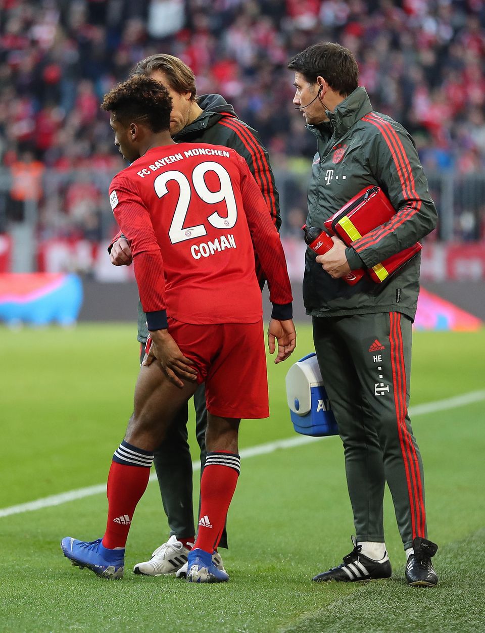 Bundesliga im stern-Check: Schon wieder verletzt: Eigentlich wollte Niko Kovac seinen verletzungsanfälligen Flügelflitzer Kingsley Coman ein wenig schonen, brachte ihn deshalb erst in der 58. Minute. Doch nach neun Minuten war Comans Arbeitstag schon wieder beendet. Diesmal: Muskelfaserriss im Oberschenkel. Coman droht damit auch im Champions-League-Rückspiel gegen Liverpool am 13. März auszufallen. Schon wieder verletzt: Eigentlich wollte Niko Kovac seinen verletzungsanfälligen Flügelflitzer Kingsley Coman ein wenig schonen, brachte ihn deshalb erst in der 58. Minute. Doch nach neun Minuten war Comans Arbeitstag schon wieder beendet. Diesmal: Muskelfaserriss im Oberschenkel. Coman droht damit auch im Champions-League-Rückspiel gegen Liverpool am 13. März auszufallen.