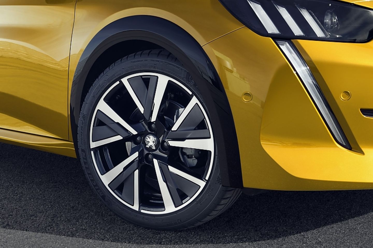 Peugeot 208 2020 - die GT-Version mit schwarzen Radläufen