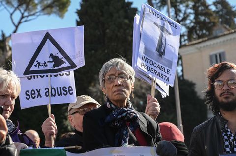 Demonstration gegen den weltweiten sexuellen Missbrauch in der Kirche: Papst Franziskus hat mit vager Rede die Chance auf eine Erneuerung der Kirche verpasst.