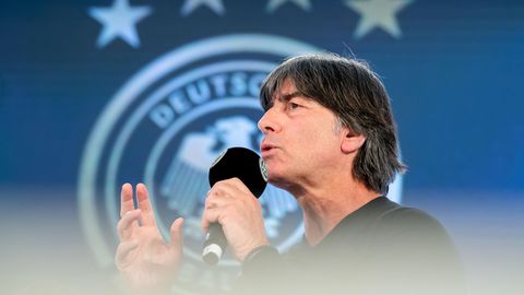 DFB-Trainer Joachim Löw kritisiert "ständige Rudelbildung, Schwalben, Simulanten"