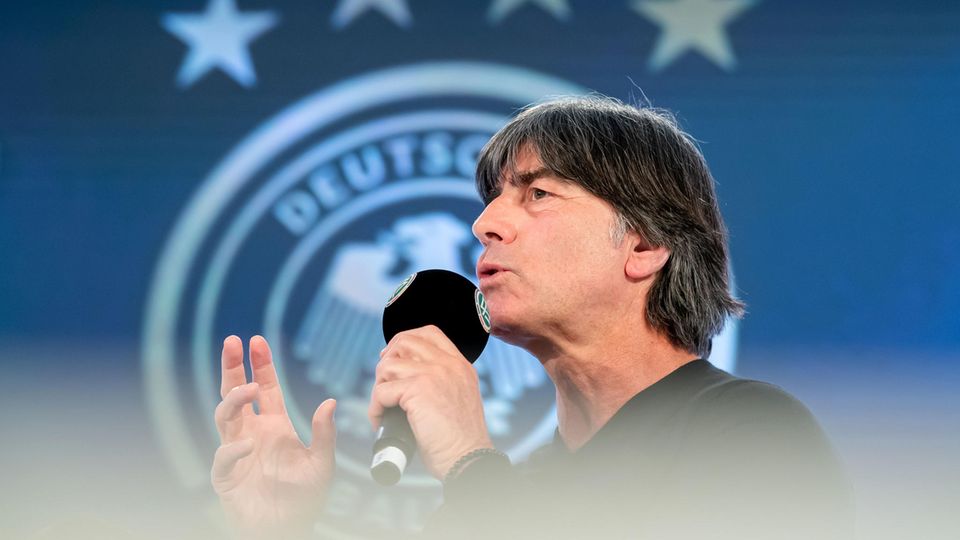 DFB-Trainer Joachim Löw kritisiert "ständige Rudelbildung, Schwalben, Simulanten"