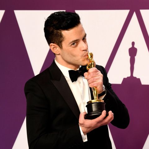 Rami Malek küsst seinen Oscar als bester Hauptdarsteller